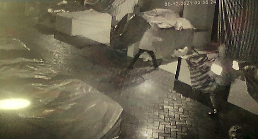 Cansız mankeni bile soydular! Küçük hırsızlar yakalandı