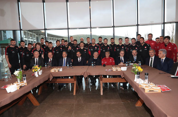 Binali Yıldırım'dan Milli Takım kampına ziyaret