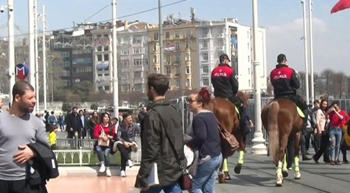 Taksim Meydanı'ndaki atlı polisler ilgi odağı oldu
