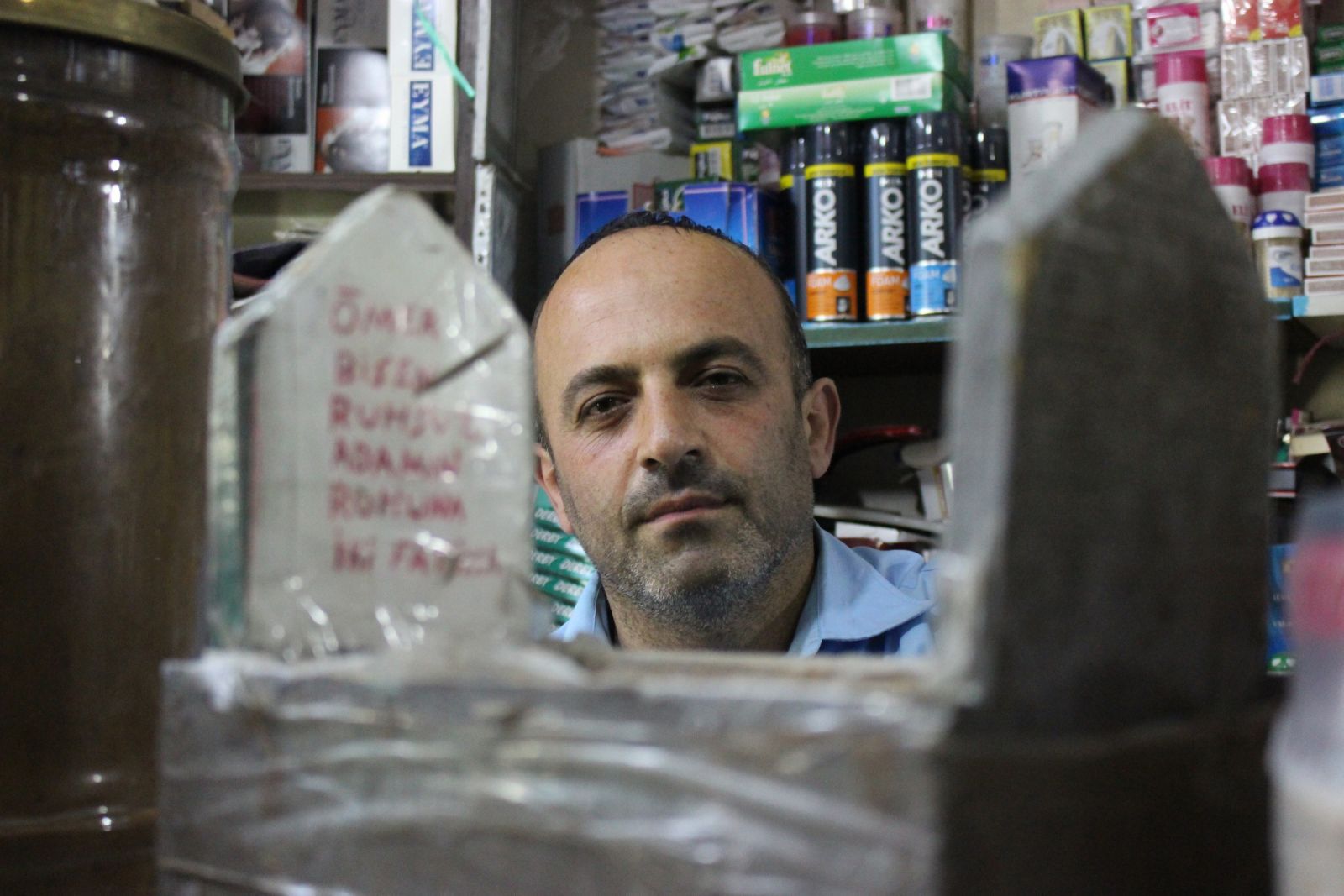 Ölümü hatırlatmak için iş yerine maket mezarlık koydu