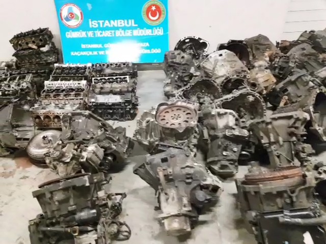 Yüzlerce kaçak otomobil yedek parçasını ülkeye sokmak istediler