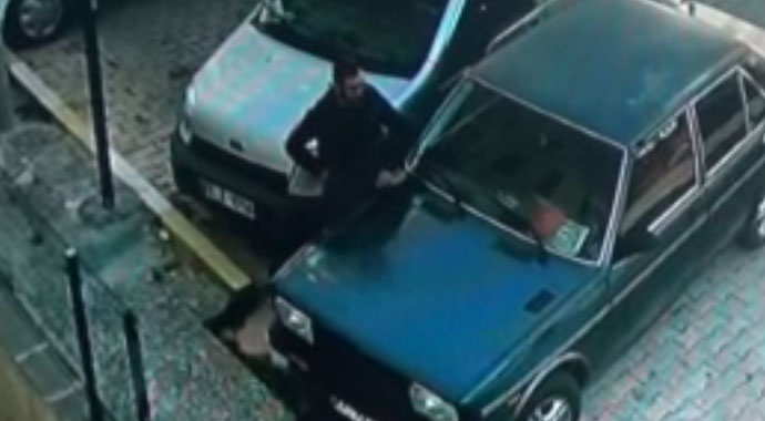 Güpegündüz yaşanan akü hırsızlığı kamerada