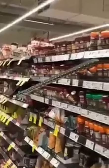 Süper markette piton paniği! Görenler neye uğradıklarını şaşırdı