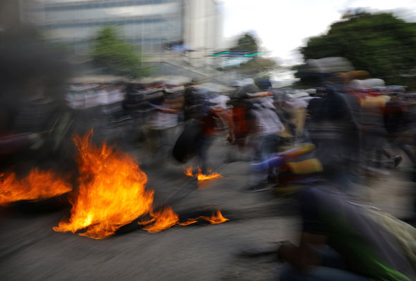 Venezuela'da bir gösterici diri diri yandı