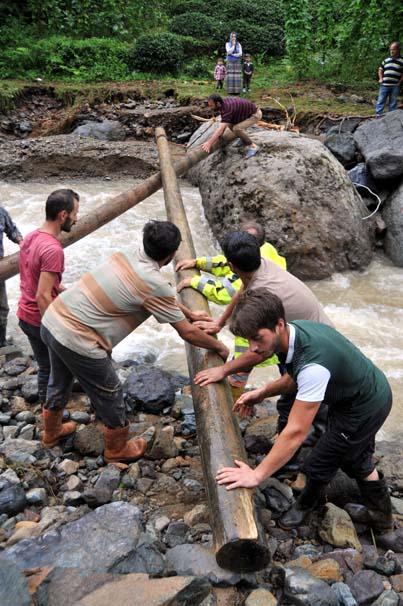 Rize'de dereler taştı, 5 kişilik aile mahsur kaldı