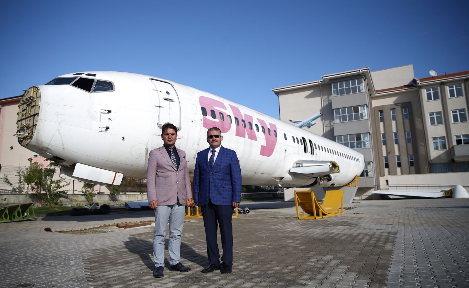 Okulun bahçesine yolcu uçağı koydular