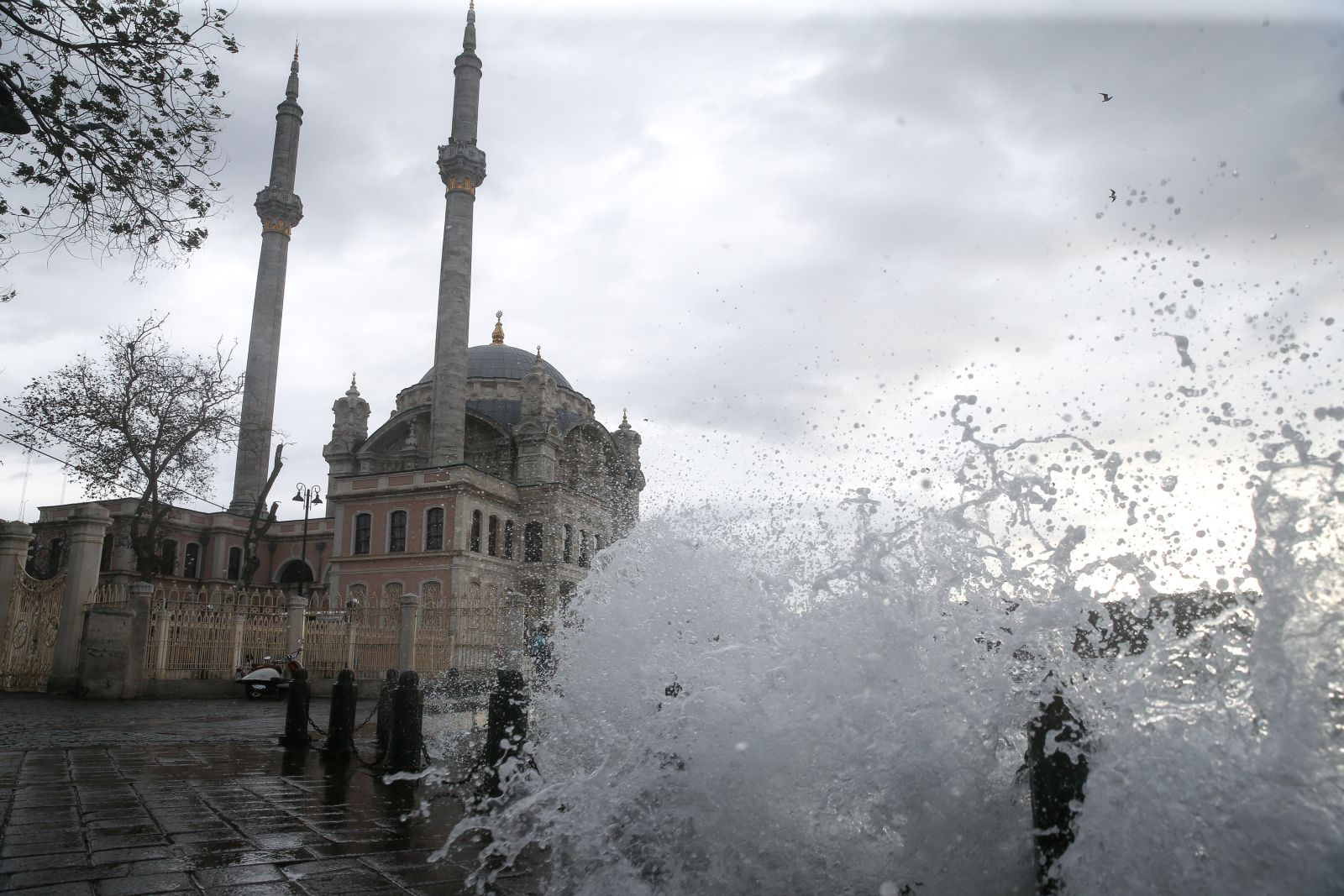 İstanbul'da lodos şiddetini arttırdı, hava bir anda karardı