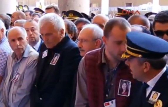 Şehidin eşi cenazede Kılıçdaroğlu'nun yanında durmadı