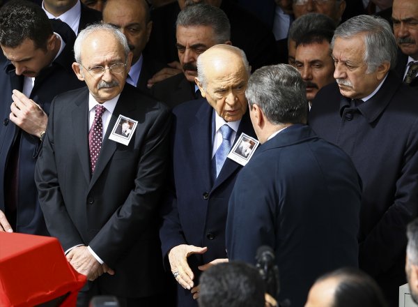 Bahçeli ile Kılıçdaroğlu cenazede bir araya geldi