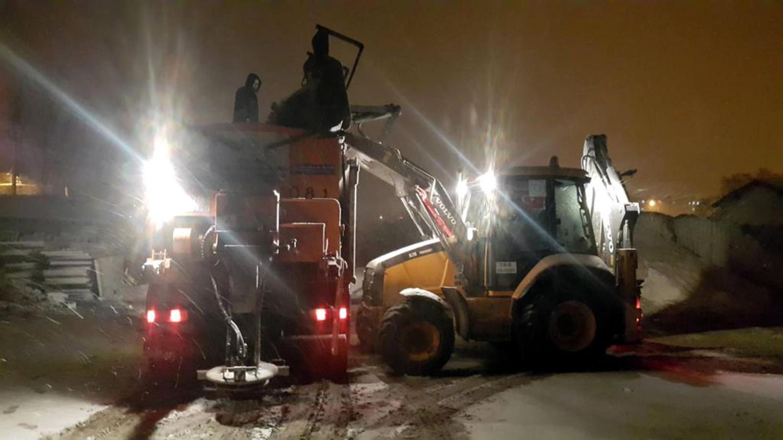 Trakya'da yoğun kar yağışı nedeniyle yollar ulaşıma kapandı