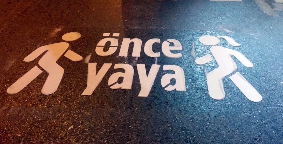 Yaya geçidinde sürücülere görsel uyarı