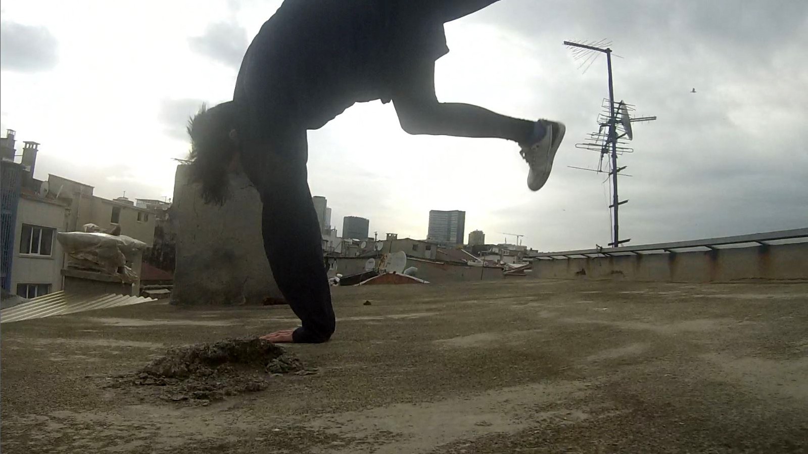 Nişantaşı’nda binanın çatısına tırmanan gençlerin tehlikeli oyunu kamerada