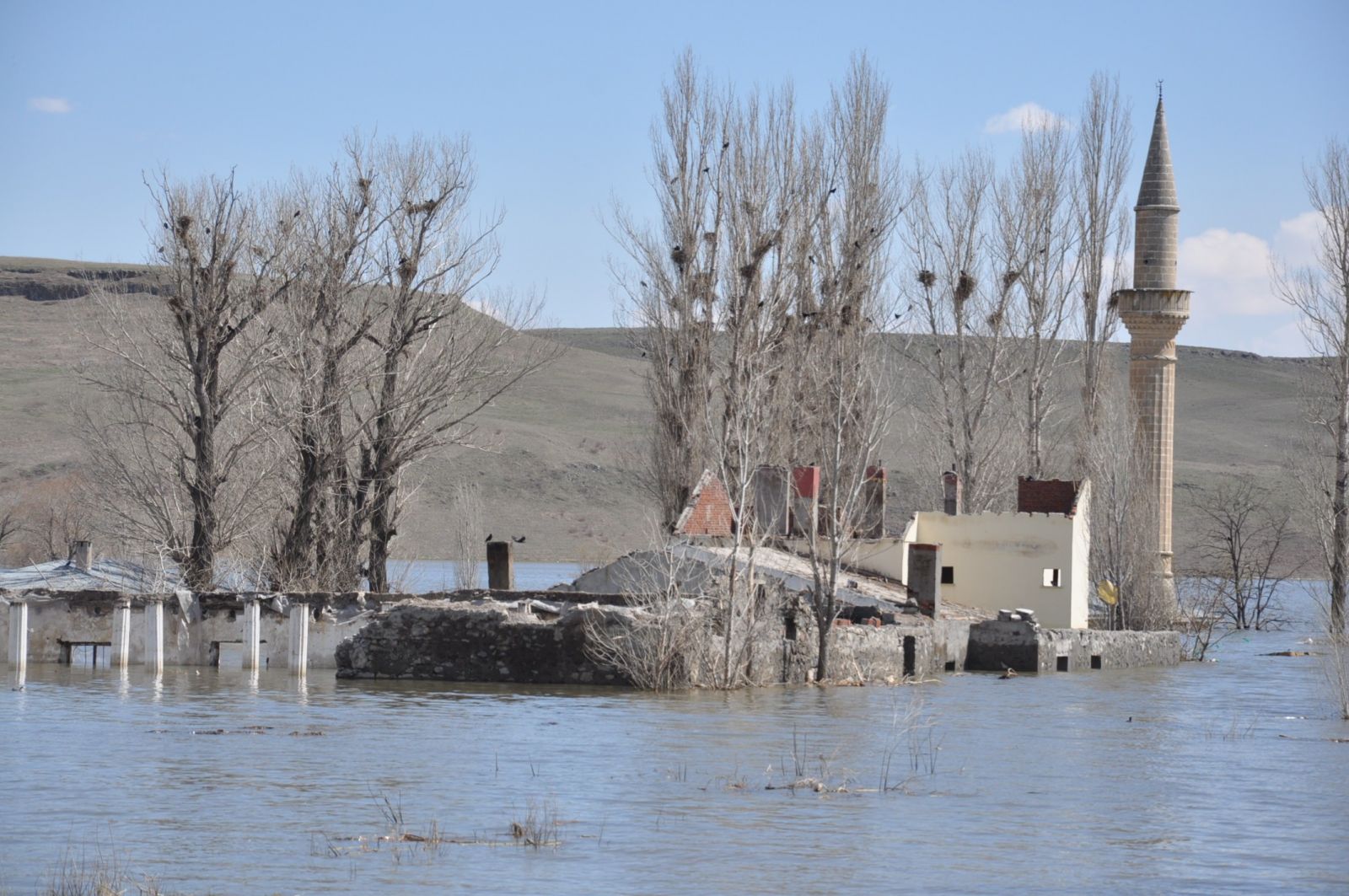 Sular altında kalan köylerine son kez baktılar