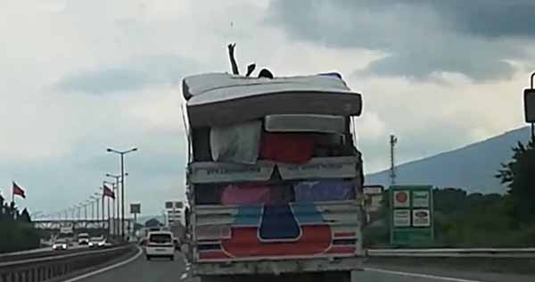 Görenler şoke oldu! Tehlikeye aldırış etmediler