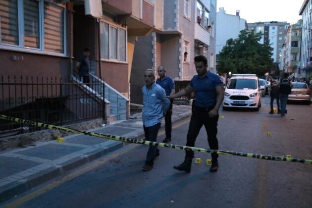 Komşular arasında silahlı kavga çıktı, sokak savaş alanına döndü