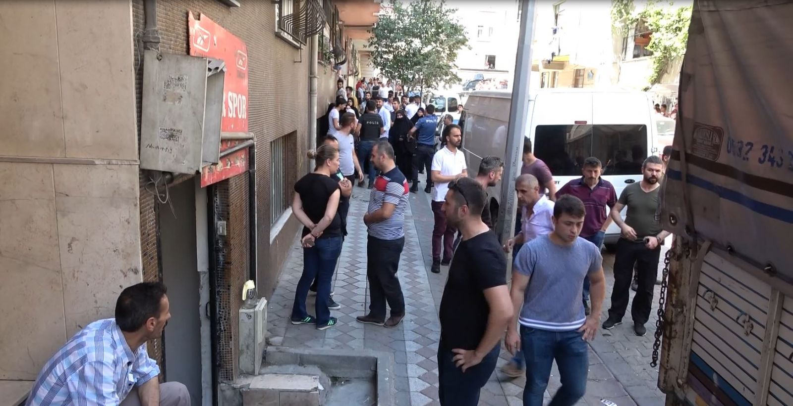 Sultangazi'de sahte ayakkabı imalathanesinde gerginlik