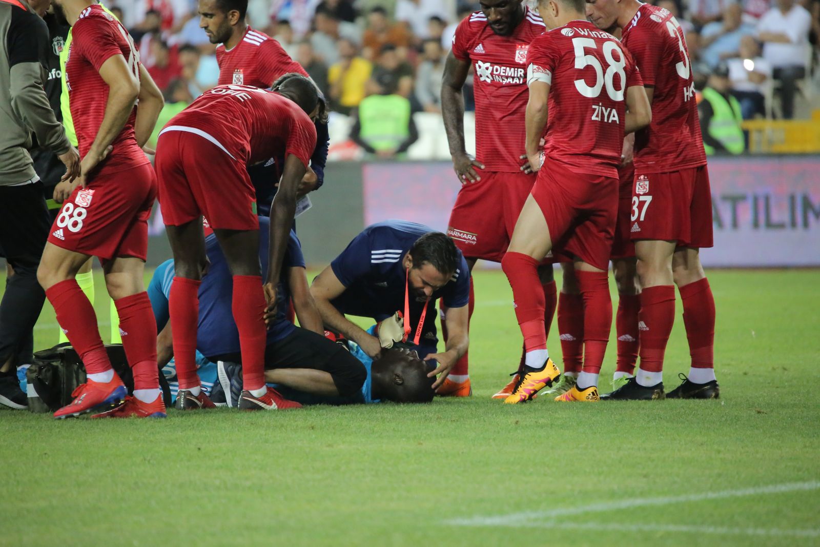 Sivasspor kalecisi Mamadou Samassa hastaneye kaldırıldı