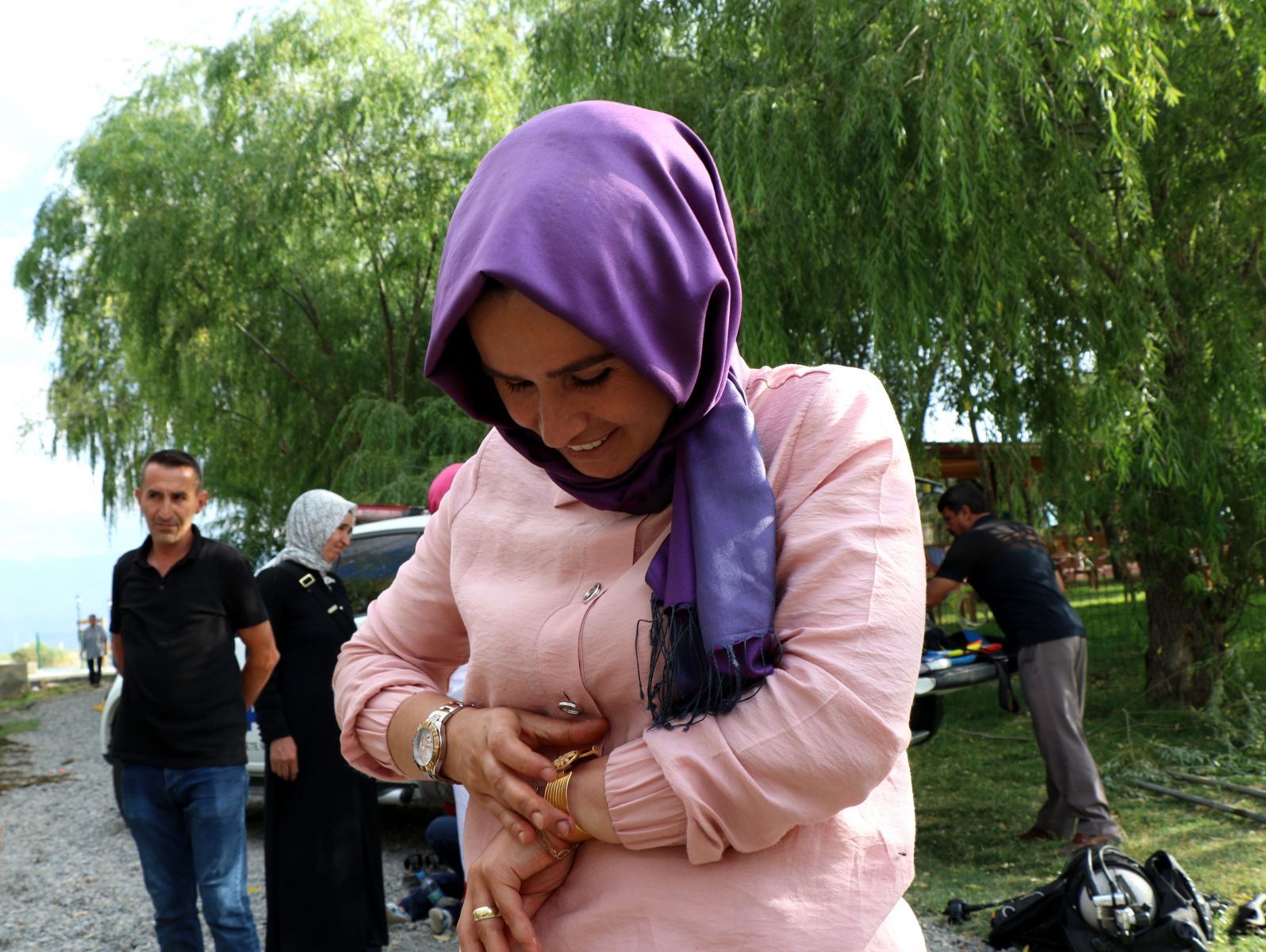 Su kanalına düşen altın bileklik ve telefonu AFAD ekipleri buldu