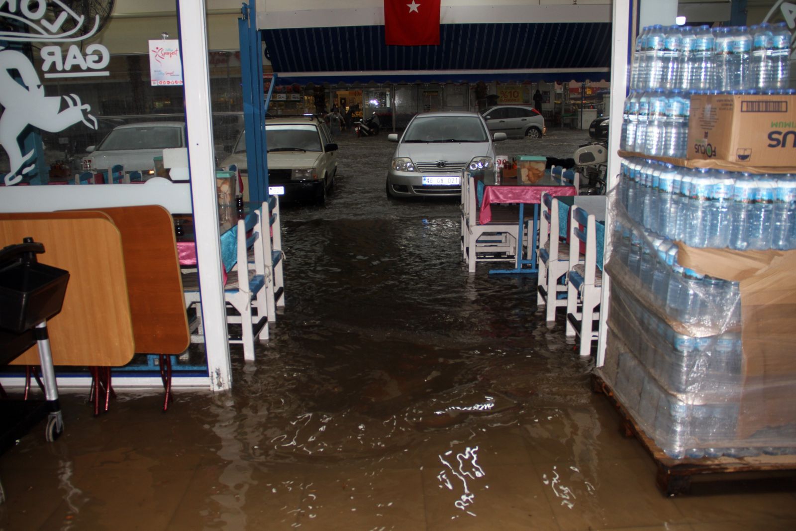 Şiddetli yağmur Fethiye'de baskınlara neden oldu