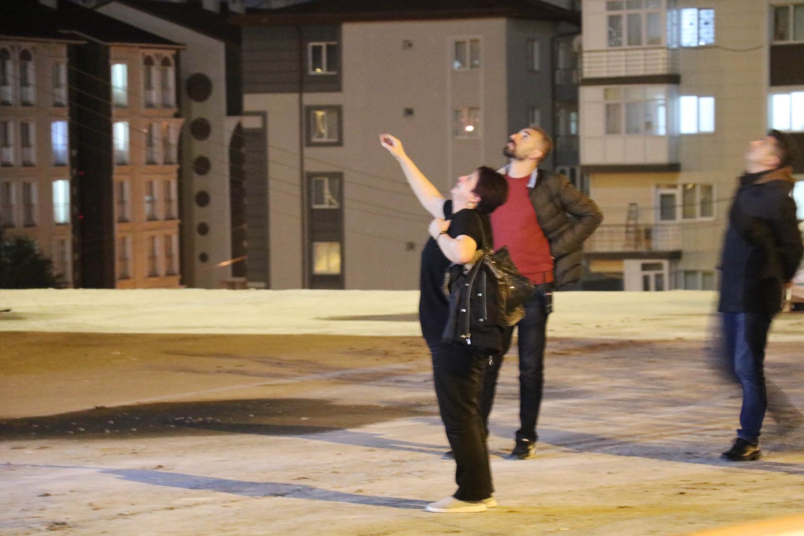 13. katta onu gören telefona sarıldı