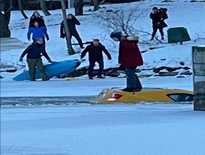 Arabası buz tutmuş suya gömülürken üzerinde selfie çekti