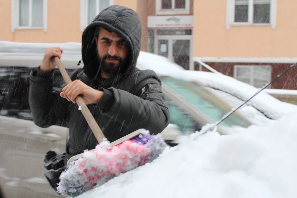 Erzurum’da kar hayatı olumsuz etkiledi