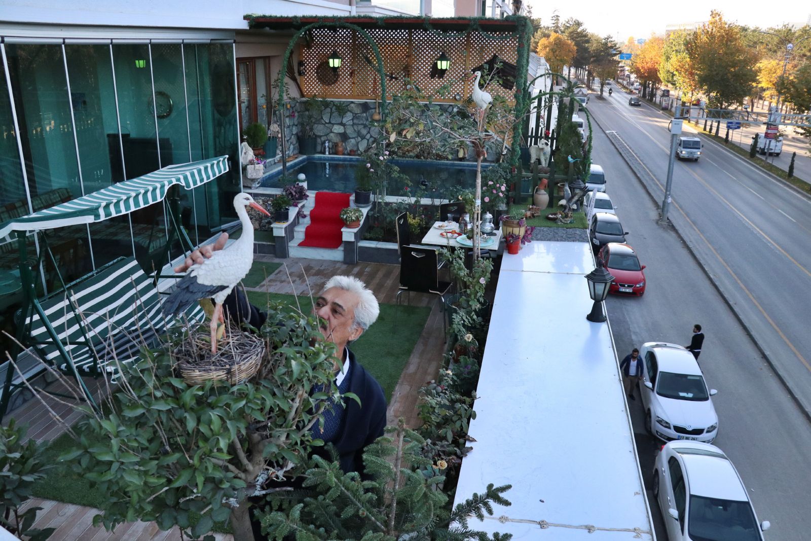 Gören hayran kalıyor! Çiftlik hayatını şehirdeki terasına taşıdı