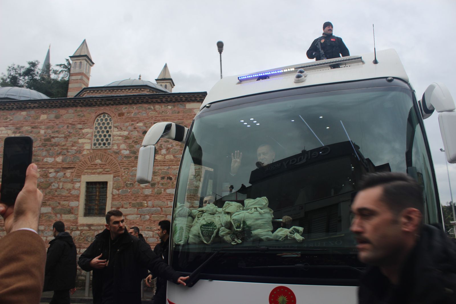 Cumhurbaşkanı Erdoğan cuma namazı çıkışında vatandaşları selamladı