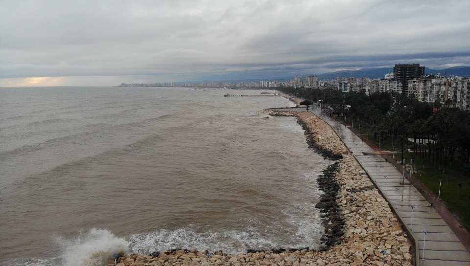 Mersin'de deniz çamura bulandı