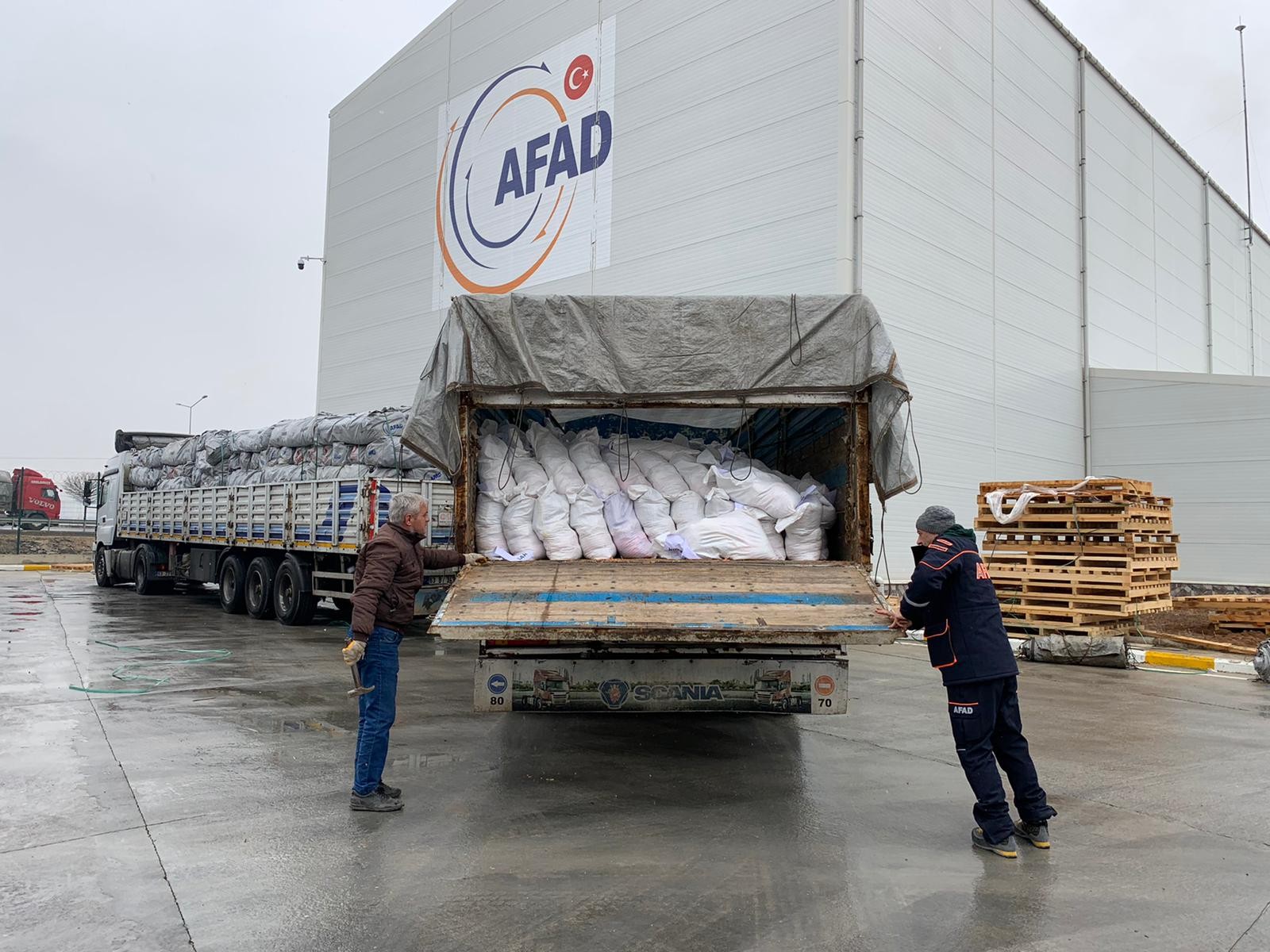 Sanatçı Ebru Yaşar depremzedeleri unutmadı