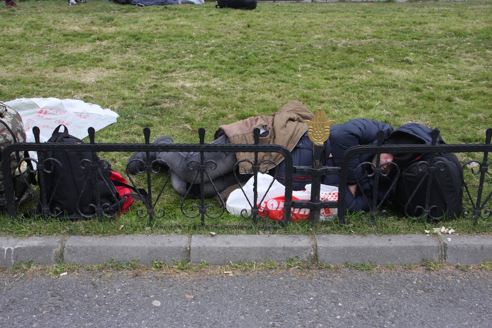 Fatih’te bekleyen mülteciler geceyi çimlerin üzerinde geçirdi