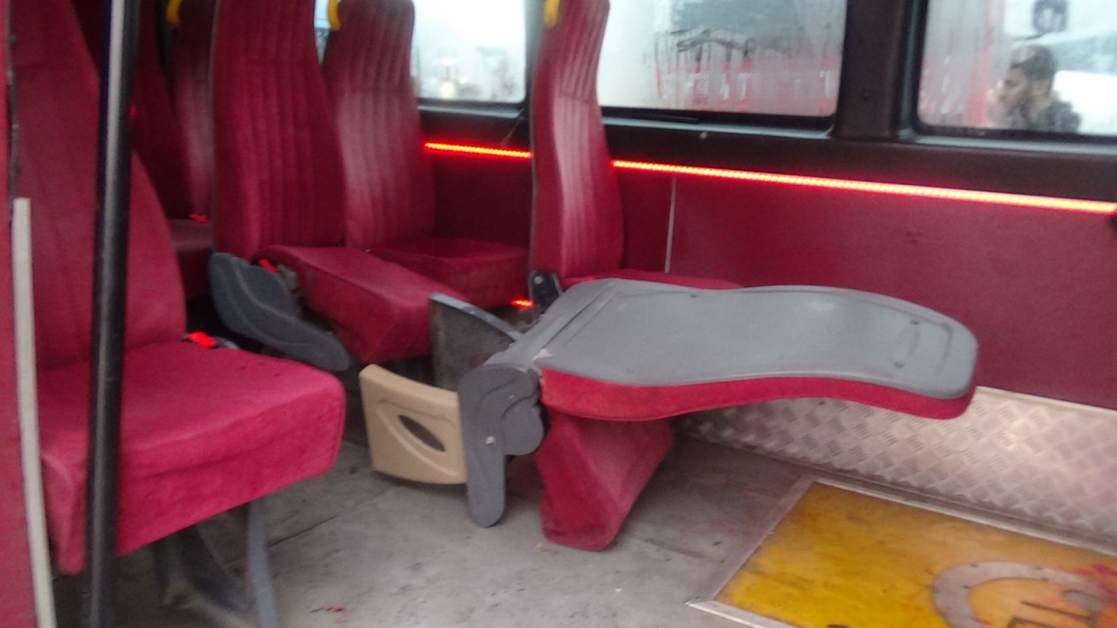 Sancaktepe'de minibüs ile otomobil çarpıştı
