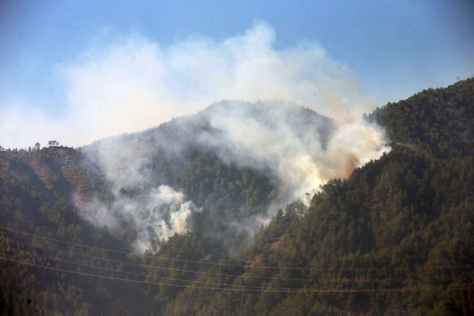 Kozan'daki yangın kısmen kontrol altına alındı
