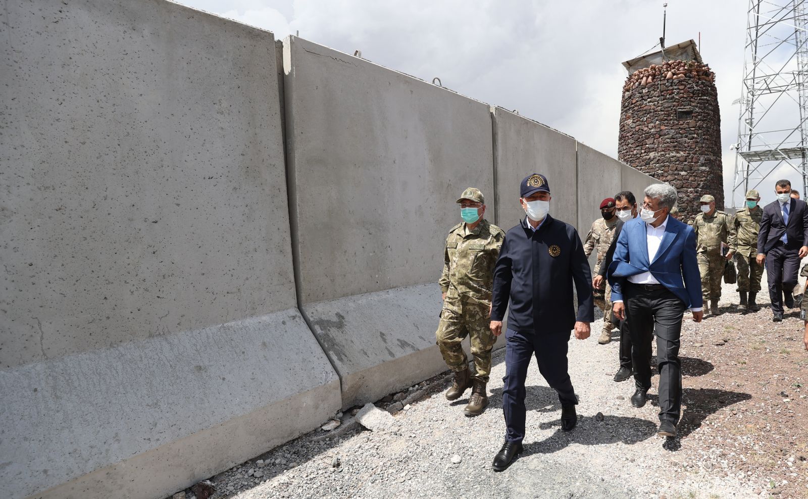 Göç hareketliliğine önlem! Bakan Akar sınır hattında