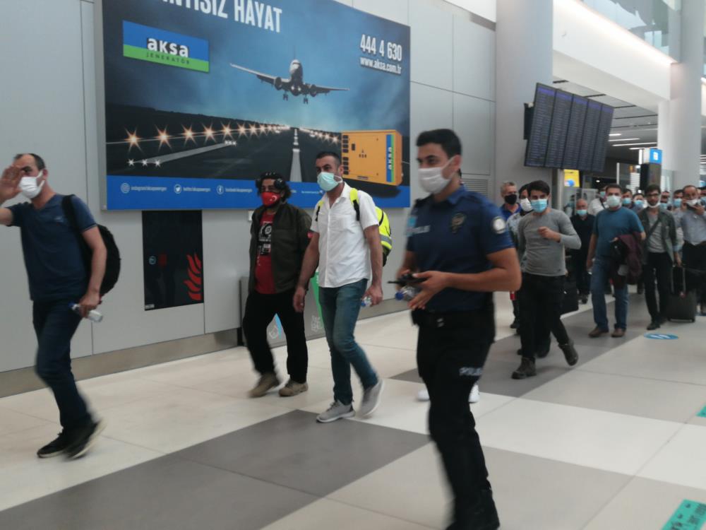 Afganistan’daki Türkler yurda giriş yaptı