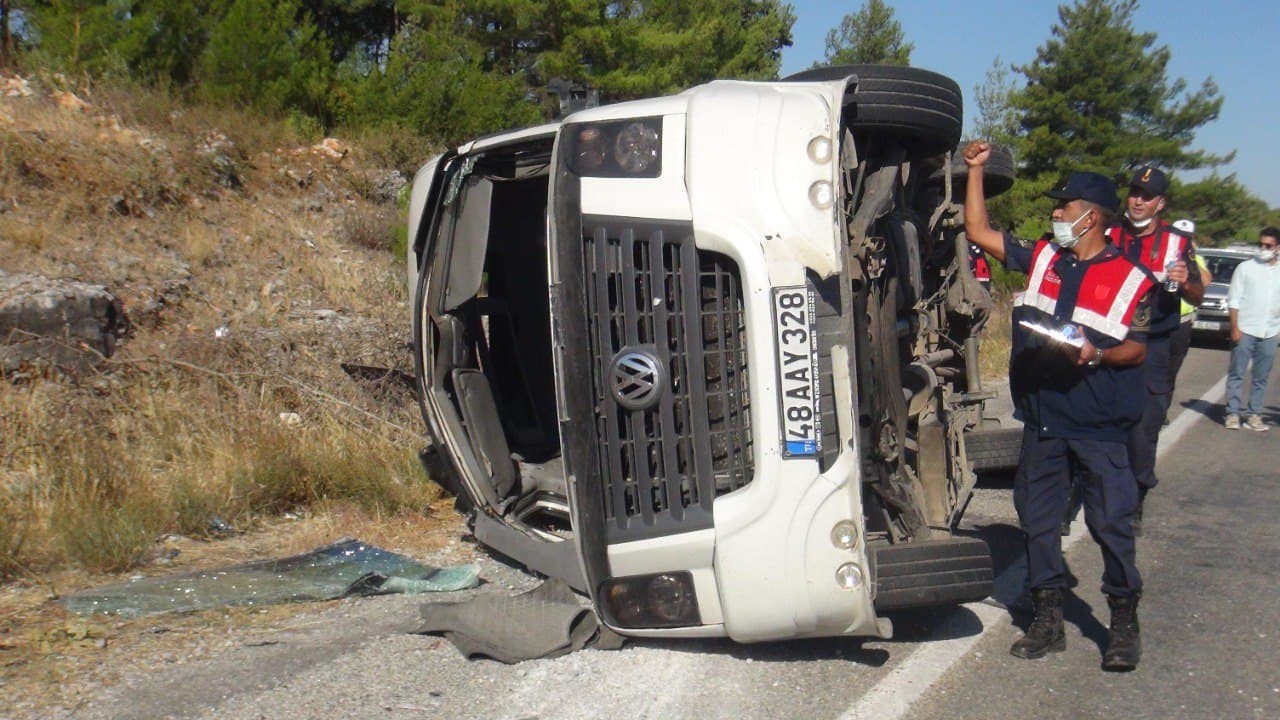 Muğla’da tur otobüsü ile öğrenci servisi çarpıştı: 1 ölü, 55 yaralı
