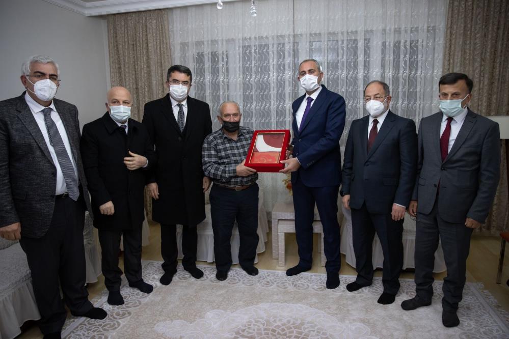 Bakan Gül'den şehit ailelerine ziyaret