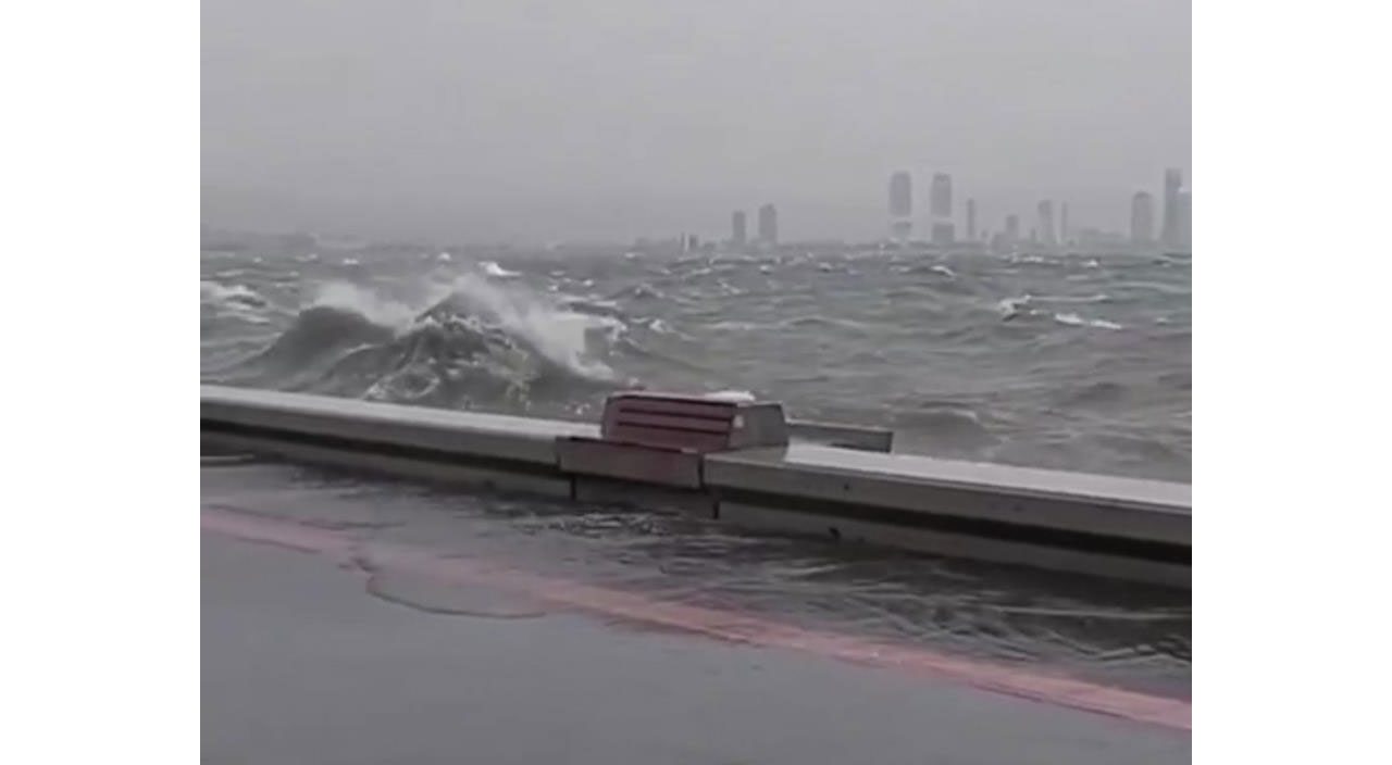 İzmir’de fırtına tramvay seferlerini de etkiledi