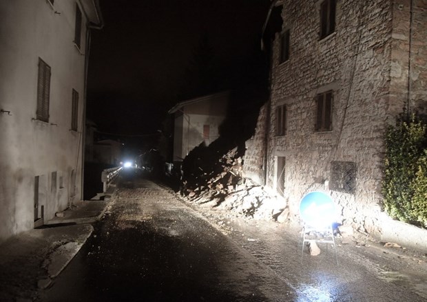 İtalya'da deprem sonrası halk geceyi sokaklarda geçirdi