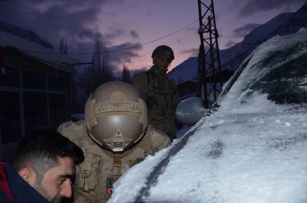Jandarma yolda kalanların yardımına koştu