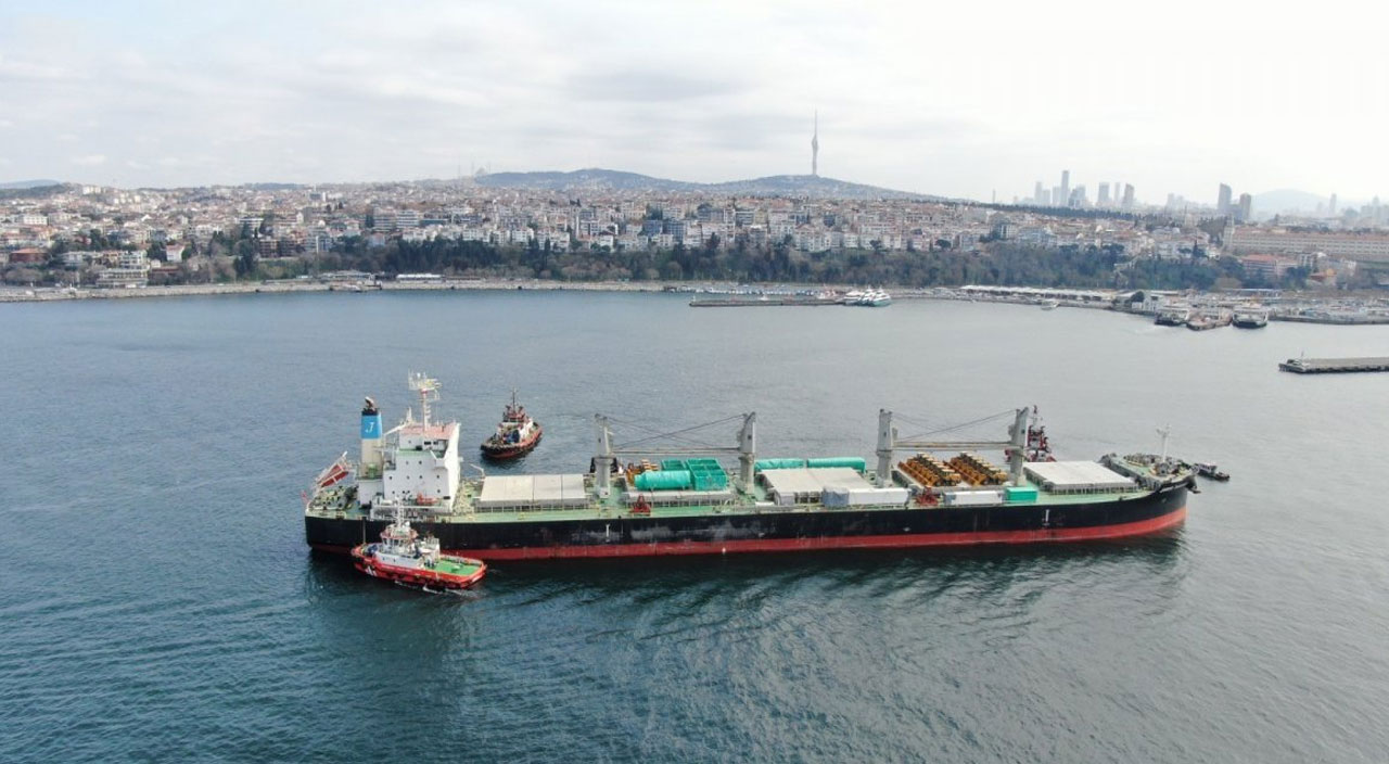 Haydarpaşa Limanı'nda yük gemisi karaya oturdu
