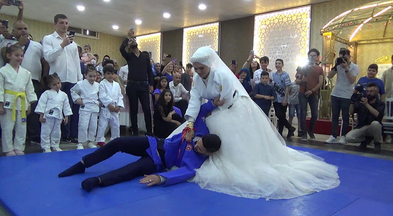 Gelin, damadı yerden yere vurdu: İçime sinerek oldu, çok güzel oldu