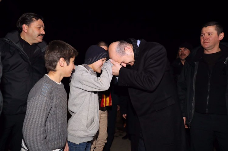 Bakan Soylu'ya Hakkari'de sevgi seli!