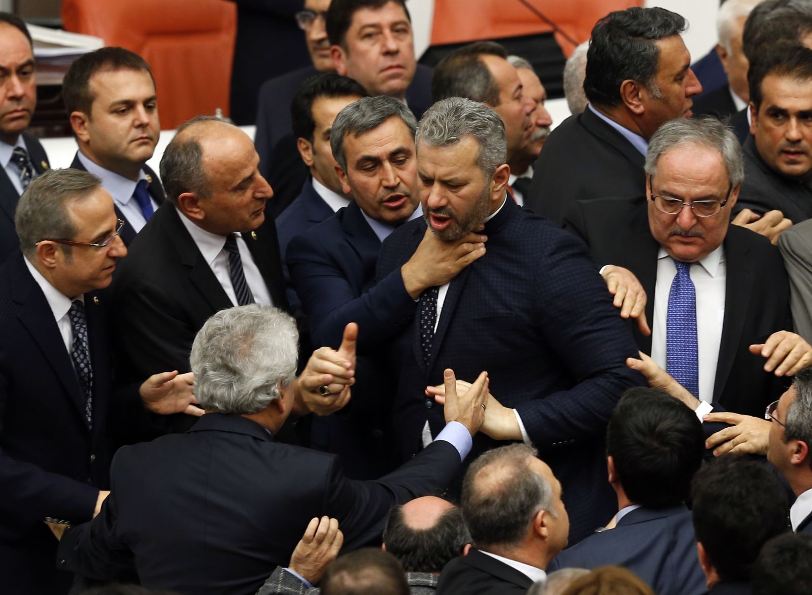 CHP'li vekiller AK Partili vekilleri darp etti