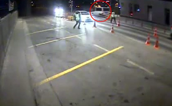 Atatürk Havalimanı'nda polisin kaçan minibüse ateş açması kamerada