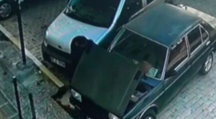 Güpegündüz yaşanan akü hırsızlığı kamerada