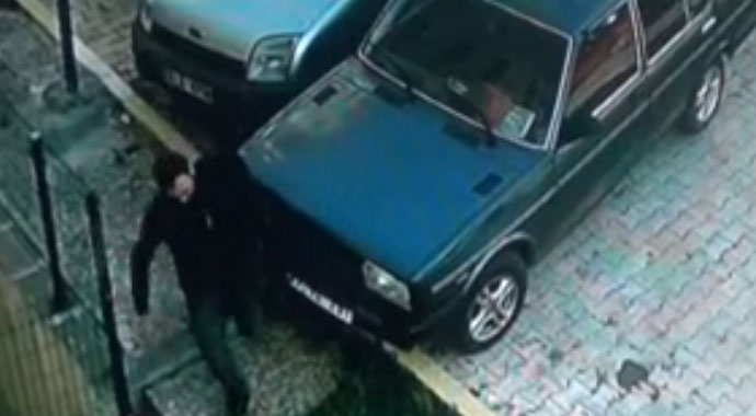 Güpegündüz yaşanan akü hırsızlığı kamerada