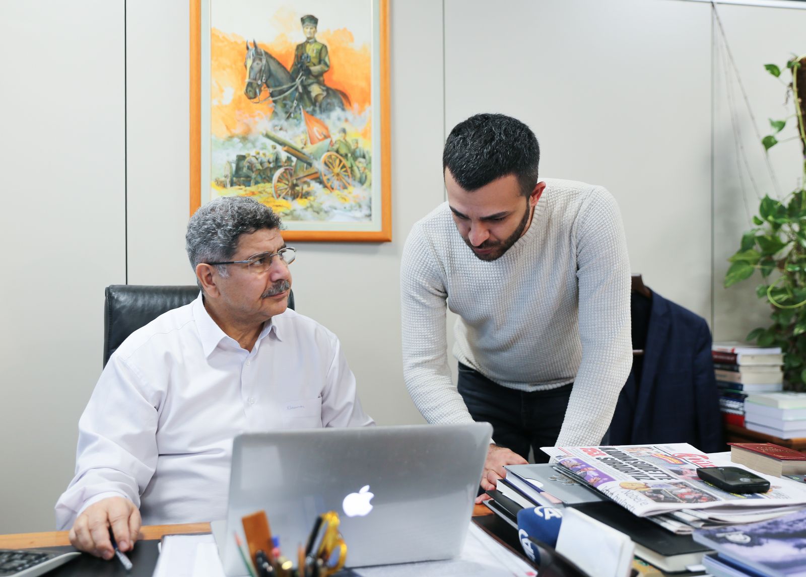 Türkiye Gazetesi Genel Yayın Yönetmeni Kapan, yılın fotoğraflarını oyladı