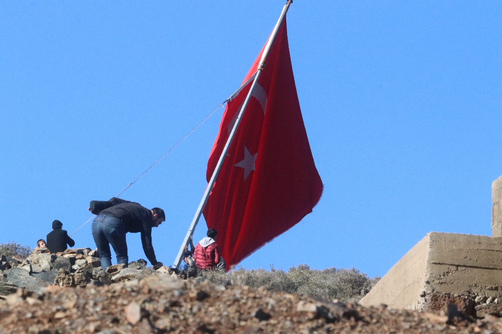 Afrin sınırına dev Türk bayrağı