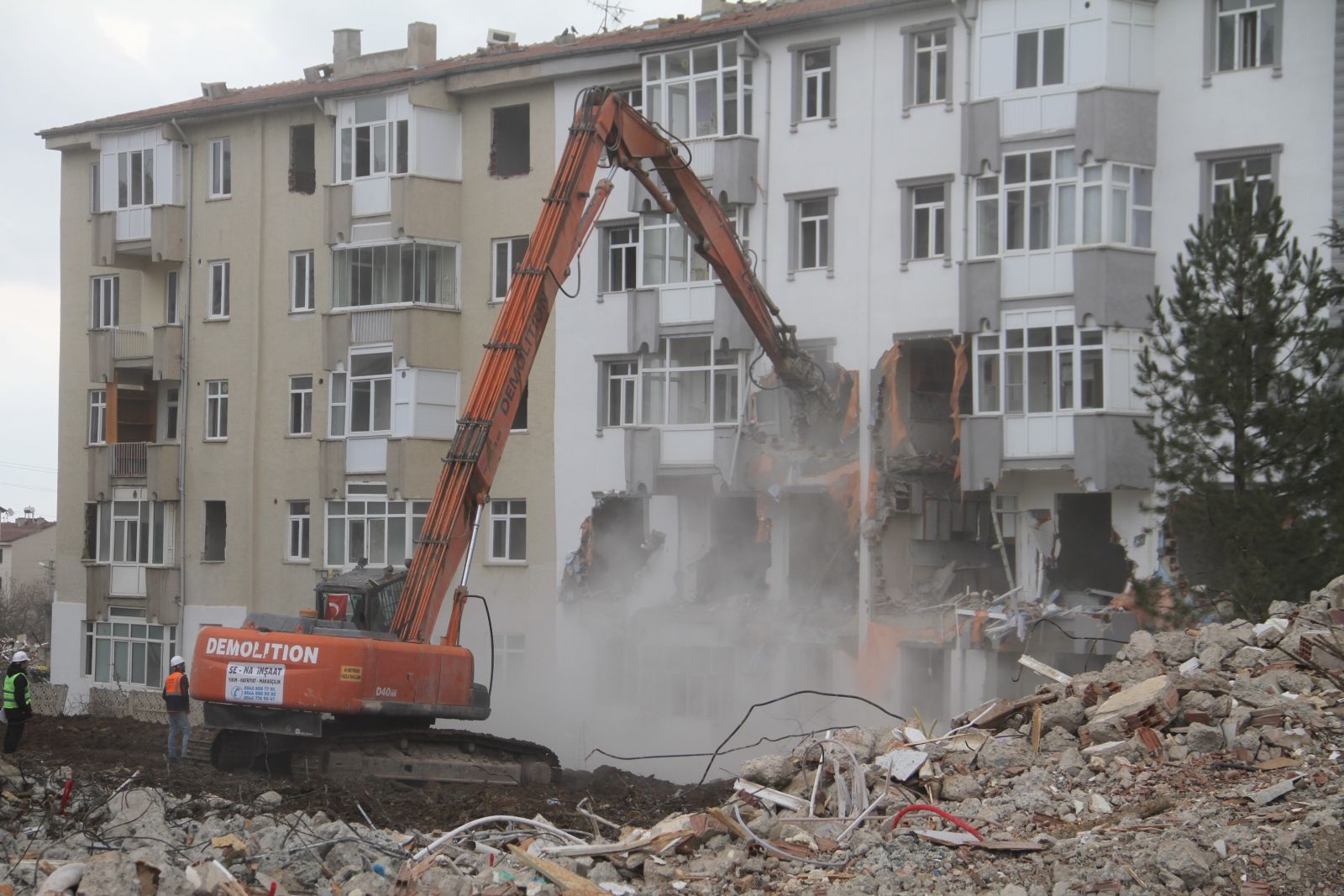 Elazığ'da depremin ardından ağır hasar alan bin 159 yapı yıkıldı